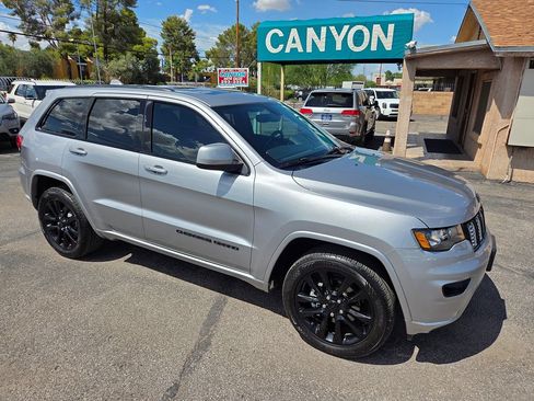 Used 2018 Jeep Grand Cherokee Altitude RWD image 2
