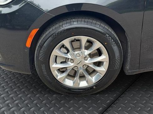 Used 2022 Chrysler Pacifica Touring-L w/ Uconnect Theater Family Group AWD/4WD image 10