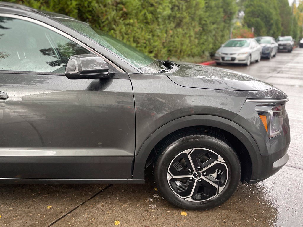 Used 2025 Kia Niro EX FWD image 2