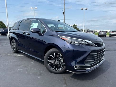 Used 2026 Toyota Sienna Platinum AWD/4WD image 2