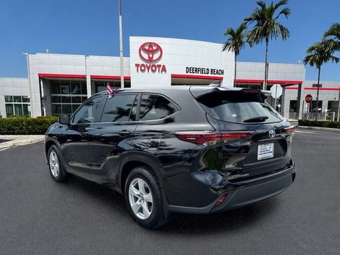 Used 2024 Toyota Highlander LE FWD image 5