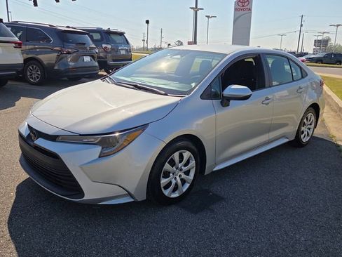 Used 2023 Toyota Corolla LE image 3