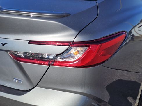 Used 2025 Toyota Camry SE image 9