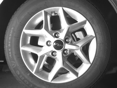 Used 2025 Kia Soul LX w/ LX Technology Package FWD image 13
