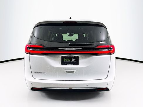 Used 2024 Chrysler Pacifica Touring-L FWD image 7