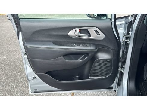 Used 2023 Chrysler Pacifica Limited w/ Uconnect Theater Family Group FWD image 11