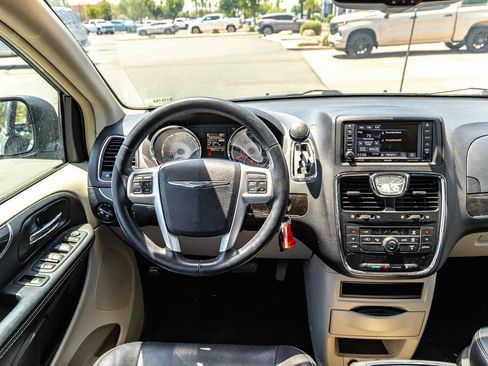 Used 2016 Chrysler Town & Country Touring FWD image 11