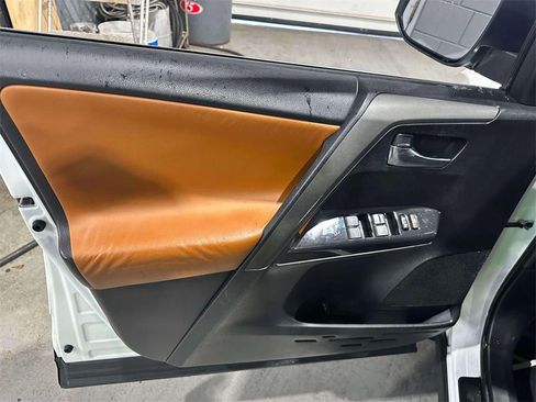 Used 2016 Toyota RAV4 SE image 15