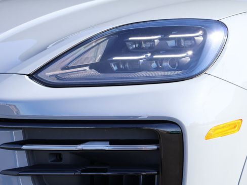 Used 2025 Porsche Cayenne S image 12