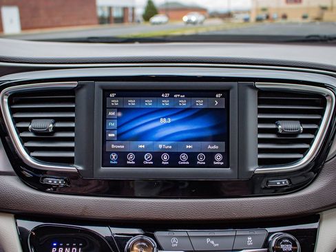 Used 2019 Chrysler Pacifica Touring-L image 23