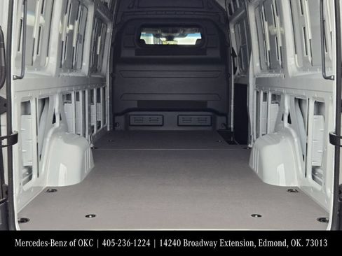 Used 2025 Mercedes-Benz Sprinter 2500 image 31