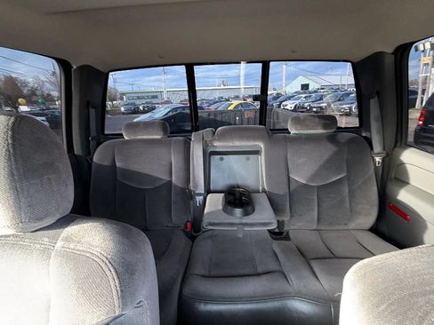 Used 2005 GMC Sierra 2500 SLE w/ Heavy-Duty Power Package AWD/4WD image 9