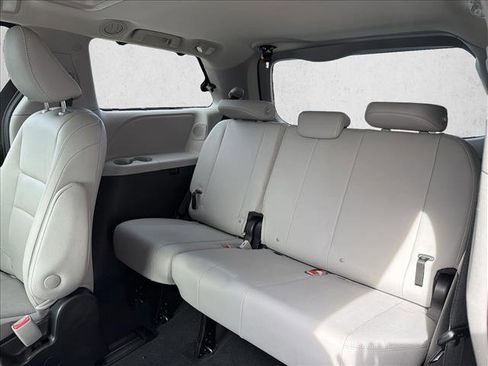 Used 2020 Toyota Sienna Limited Premium image 26