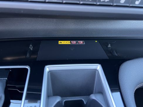 Used 2025 Toyota Sienna Platinum image 27