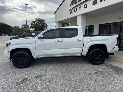 Used 2025 Toyota Tacoma Limited AWD/4WD image 10
