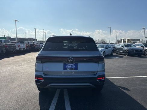 Used 2025 Volkswagen Taos SE w/ Panoramic Sunroof Package AWD/4WD image 8