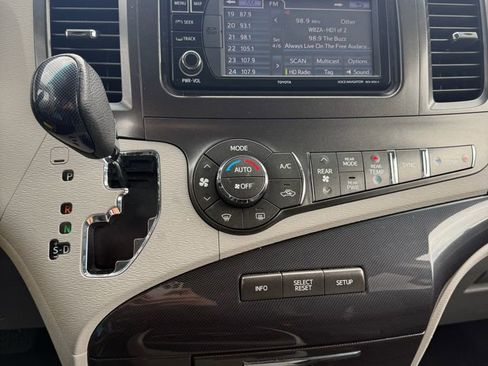 Used 2014 Toyota Sienna SE image 9