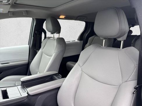 Certified 2026 Toyota Sienna XLE FWD image 16