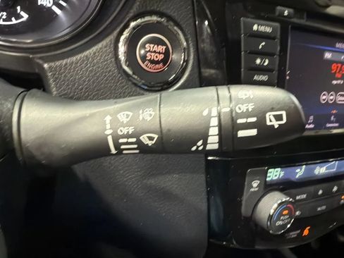 Used 2019 Nissan Rogue SV AWD/4WD image 13