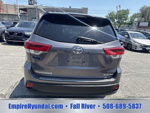 Used 2018 Toyota Highlander XLE AWD/4WD image 4