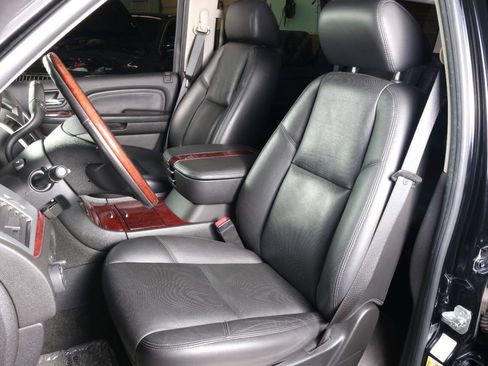 Used 2007 Cadillac Escalade AWD w/ Information Package image 6