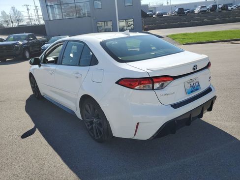 Certified 2025 Toyota Corolla SE w/ SE Premium Package FWD image 3