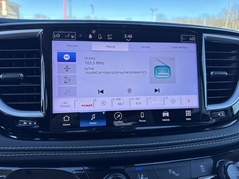 Used 2023 Chrysler Pacifica Touring-L FWD image 16