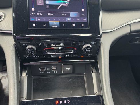 Used 2023 Jeep Grand Cherokee Altitude AWD/4WD image 8