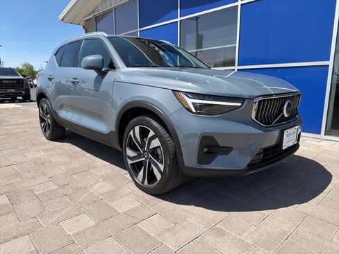 Used 2023 Volvo XC40 B5 Ultimate w/ Protection Package Premier AWD/4WD image 2