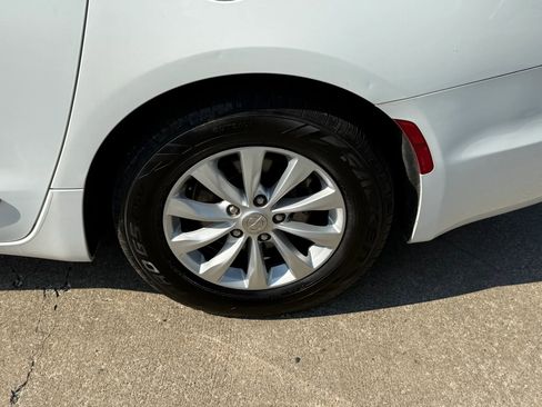 Used 2019 Chrysler Pacifica Touring-L FWD image 46