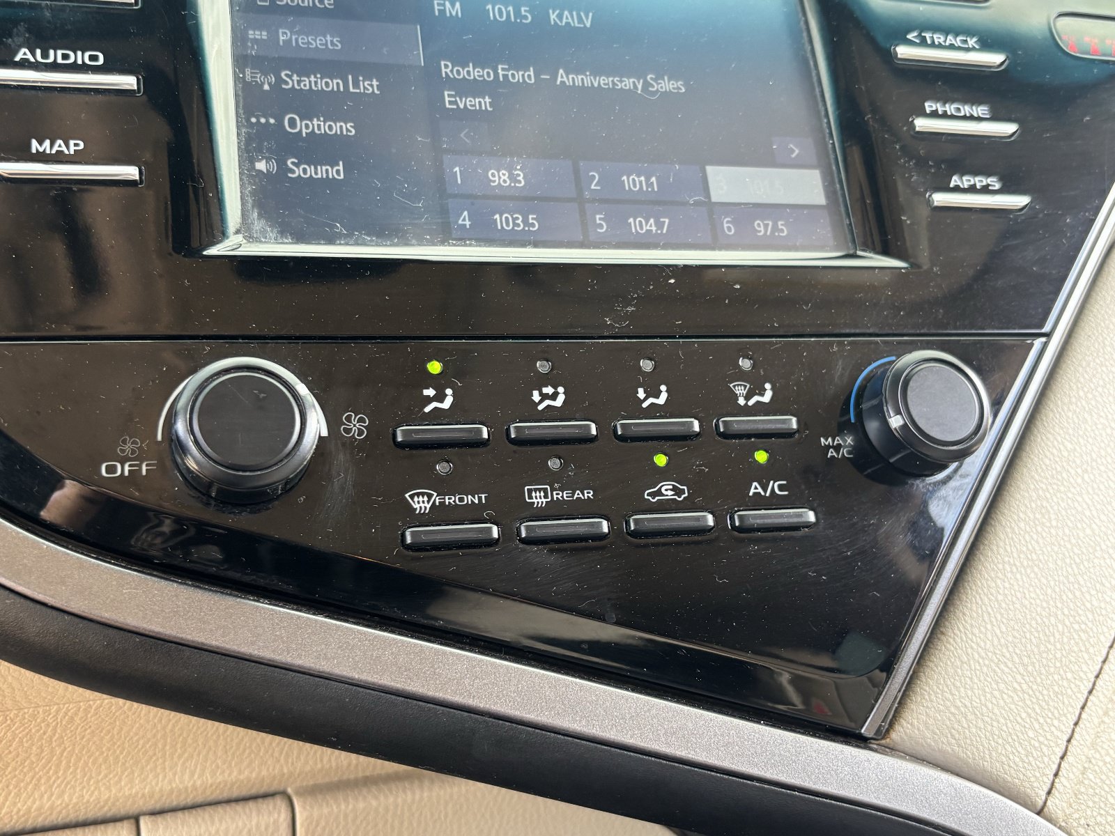 Used 2019 Toyota Camry LE w/ Carpet Mat Package FWD image 24