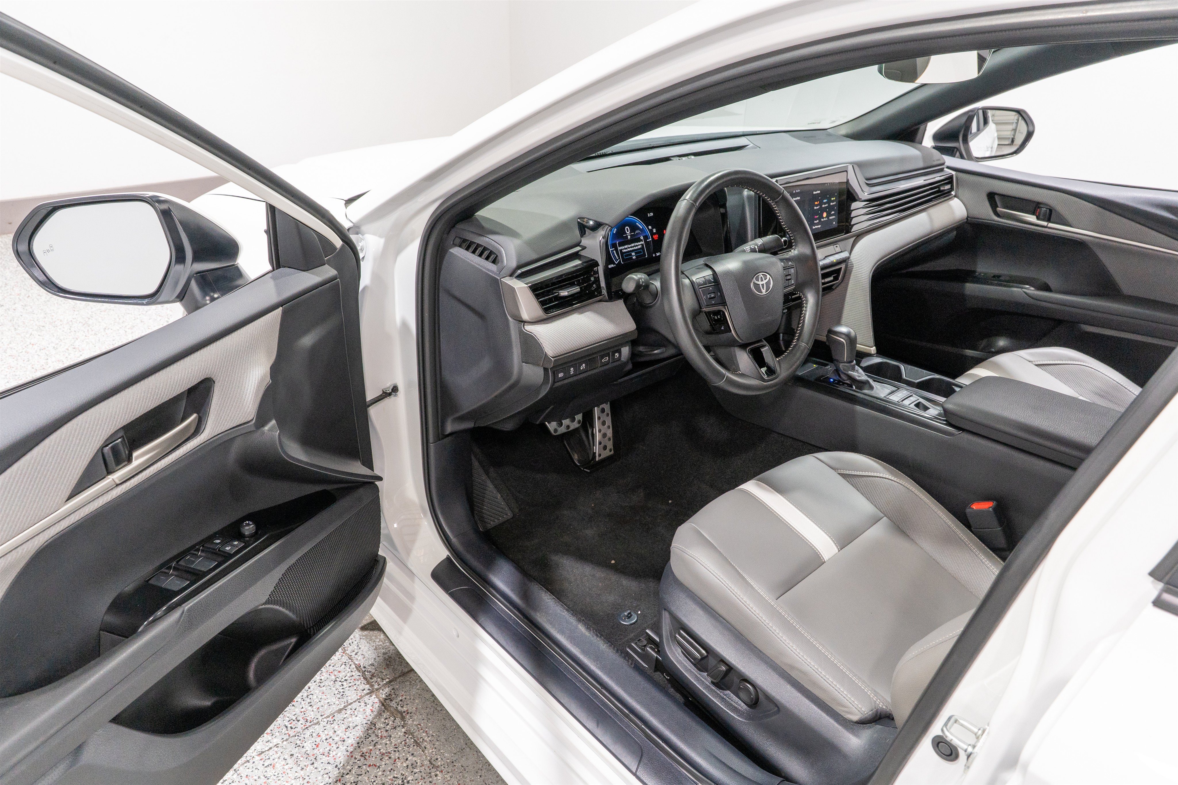 Used 2025 Toyota Camry SE FWD image 10