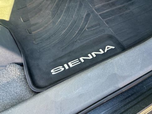 Used 2018 Toyota Sienna LE image 12