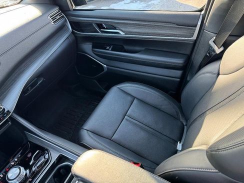 Used 2023 Jeep Wagoneer Series III w/ Premium Group I image 11