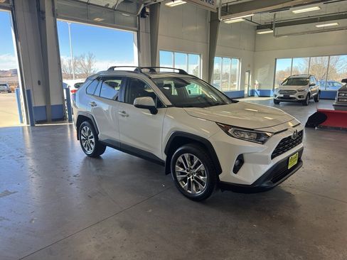 Used 2021 Toyota RAV4 XLE Premium image 7