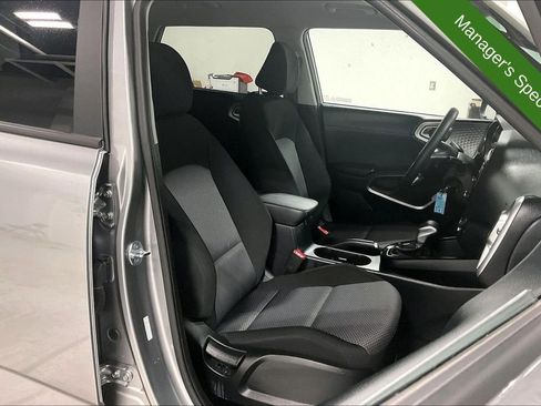 Used 2025 Kia Soul LX w/ LX Technology Package FWD image 9