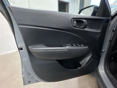 Used 2022 Hyundai Venue Limited FWD image 10
