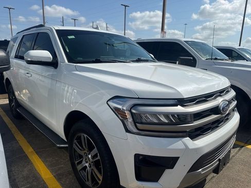 Used 2023 Ford Expedition XLT RWD image 3
