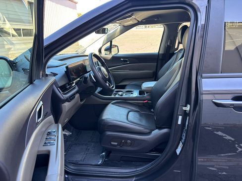 Used 2025 Kia Carnival EX FWD image 4