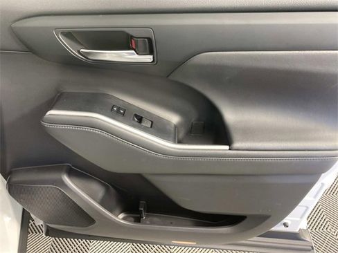 Used 2022 Toyota Highlander XLE image 27