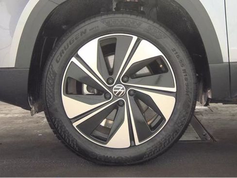 Used 2025 Volkswagen Taos SE AWD/4WD image 21