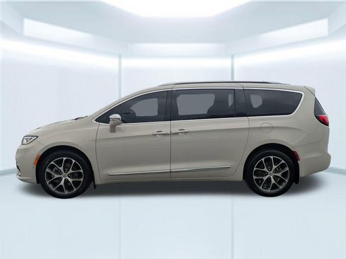 Used 2021 Chrysler Pacifica Limited w/ Premium & Safety Sphere Group AWD/4WD image 2