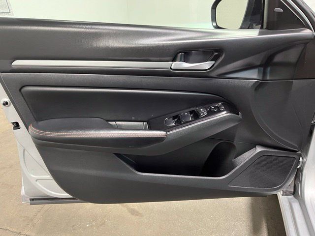 Used 2024 Nissan Altima 2.5 SR FWD image 19