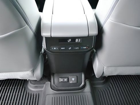 Used 2023 Toyota Highlander Limited image 29