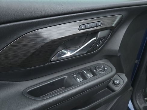 Used 2022 GMC Terrain SLT w/ Elevation Edition image 11