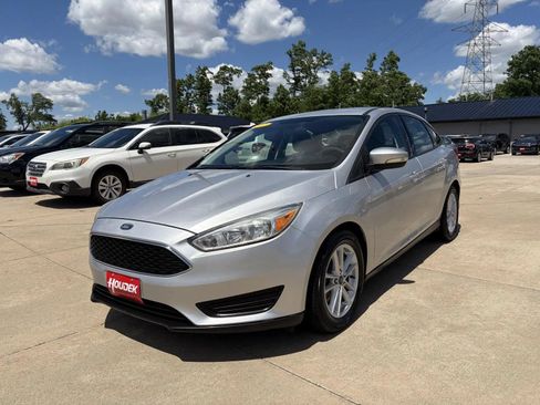 Used 2017 Ford Focus SE FWD image 3