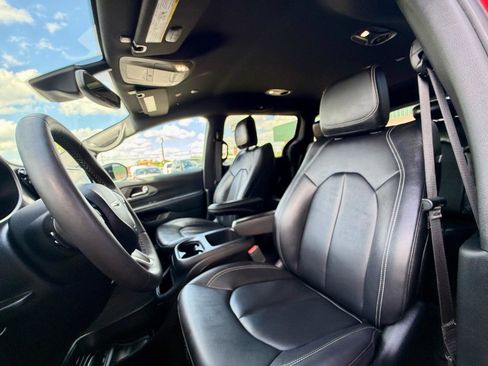 Used 2025 Chrysler Pacifica Select FWD image 16