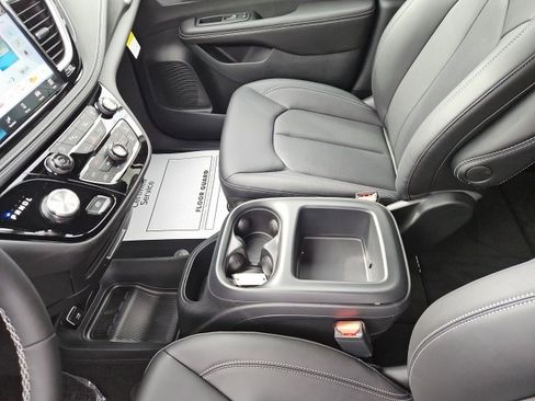 New 2026 Chrysler Pacifica Select image 36
