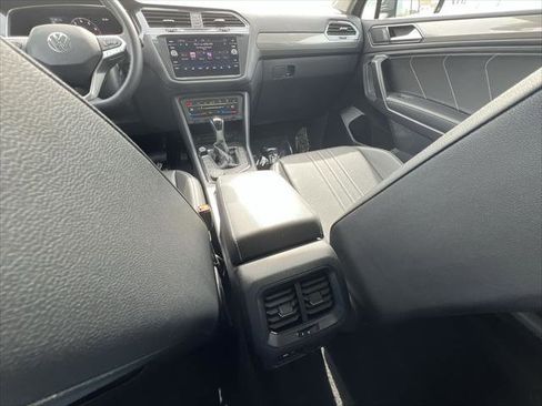Used 2022 Volkswagen Tiguan SE w/ Panoramic Sunroof Package image 20