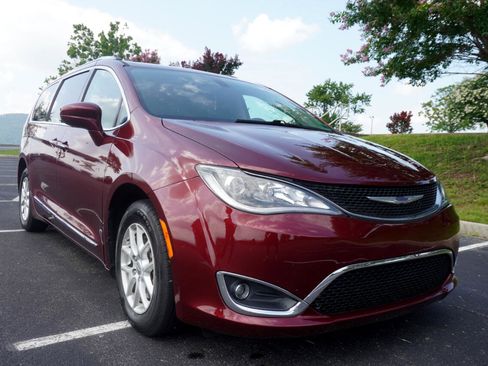 Used 2020 Chrysler Pacifica Touring-L image 3